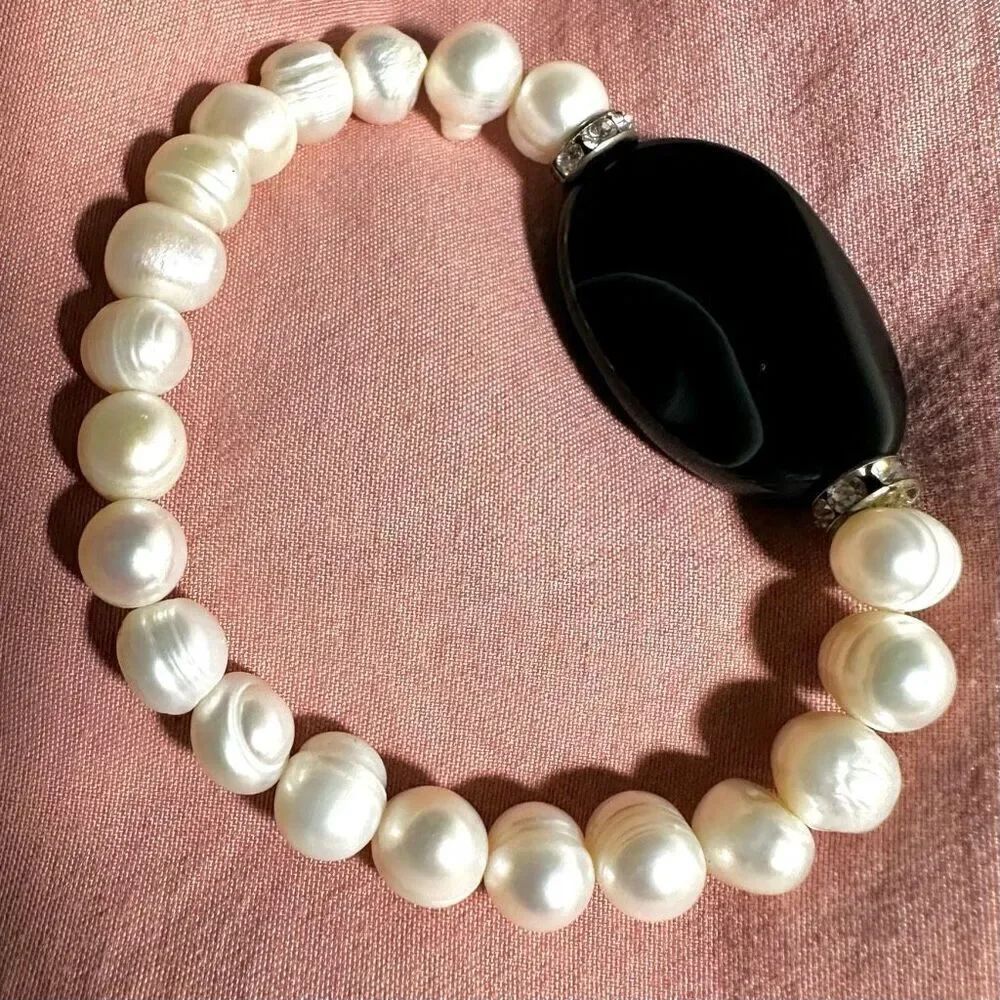 Genuine pearl onyxโstretchy bracelet